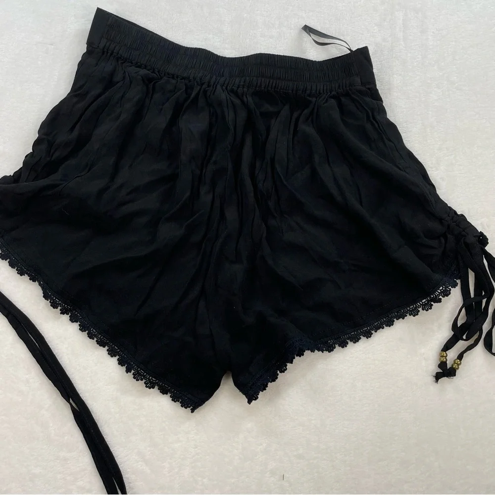 Kivari NWT High Waisted Crochet Hem Shorts